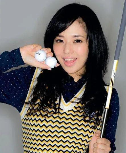 九游体育：42岁苍井空老师红色性感裙子亮相童颜巨乳少女感满满(图3)