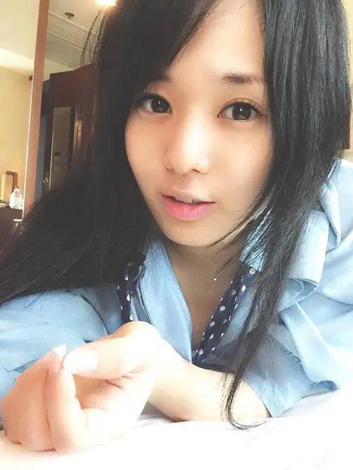 九游体育：42岁苍井空老师红色性感裙子亮相童颜巨乳少女感满满(图2)