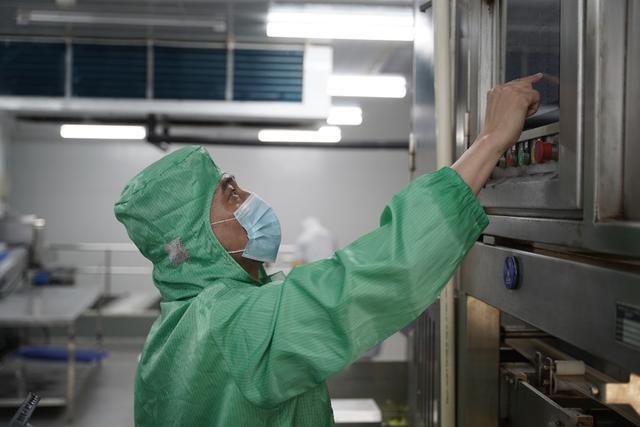 九游官网入口：海归学霸卖爆沙拉轻食借力拼多多“千亿扶持”打造带动就业新样本(图2)