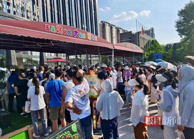 九游app：郑州奥体中心星级酒店摆摊创销售纪录 市民排队抢购(图1)