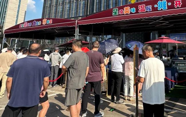 九游app：郑州奥体中心星级酒店摆摊创销售纪录 市民排队抢购(图2)