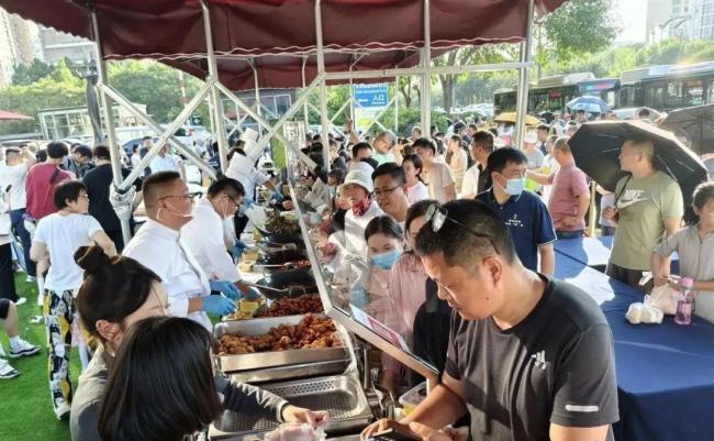 九游app：郑州奥体中心星级酒店摆摊创销售纪录 市民排队抢购(图4)