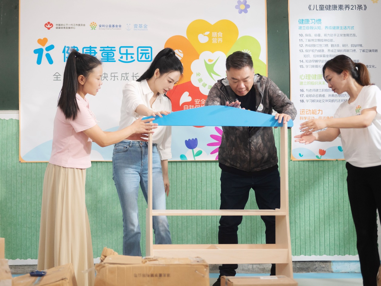 张雨绮姜超探访“健康童乐园”：呼吁关注乡村儿童高质量发展(图2)