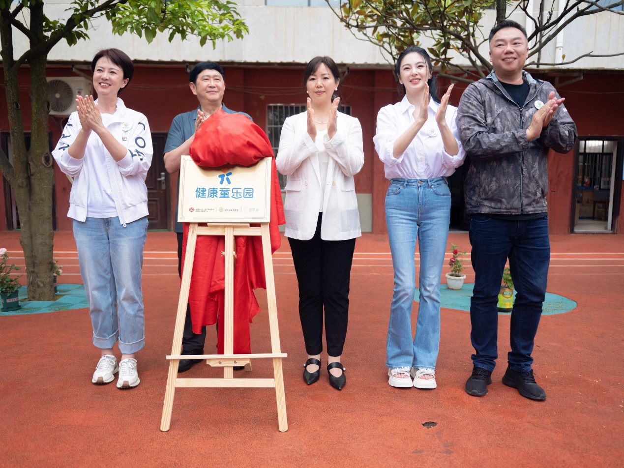 张雨绮姜超探访“健康童乐园”：呼吁关注乡村儿童高质量发展(图4)