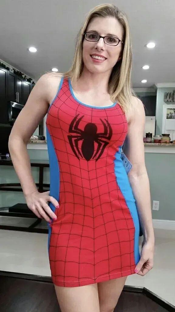 暗黑界金刚芭比Cory Chase：曾服役警卫队8年腹肌和三围绝了！(图1)