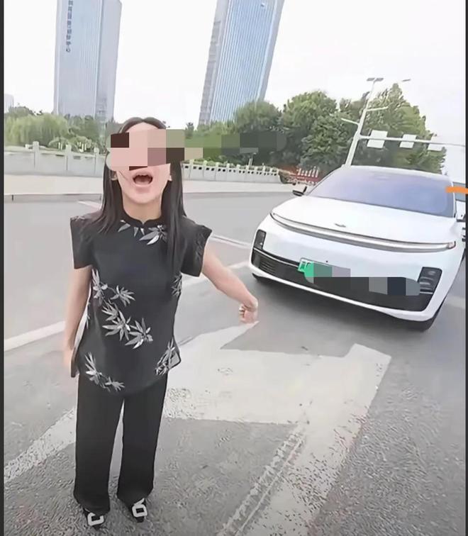 九游app：双胞胎孕妇称自己和摩托车主吵架后胎停一个网友：满口谎言！(图2)