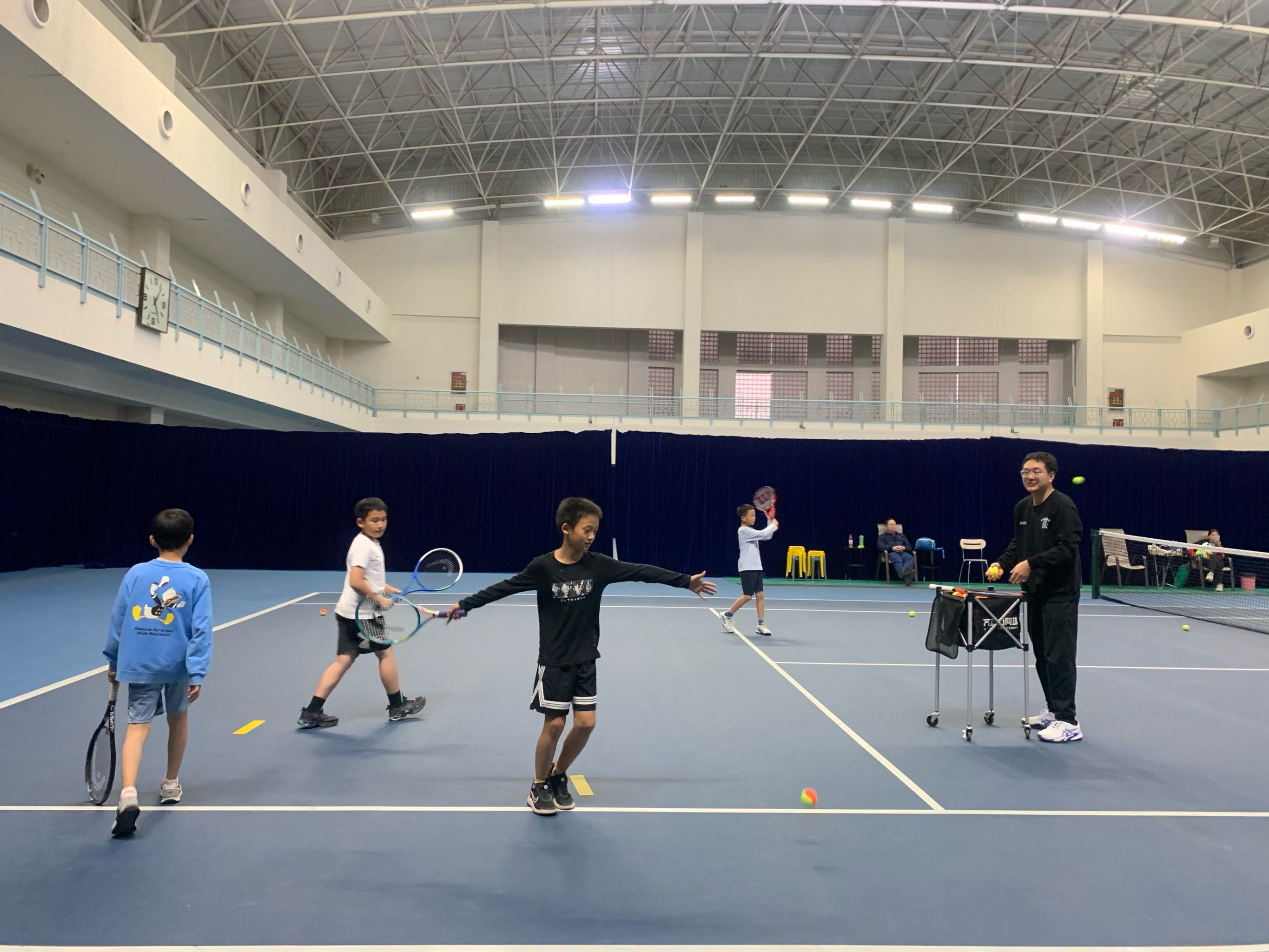 九游app：粤港澳大湾区青少年网球培训湛江站开营仪式举行(图1)