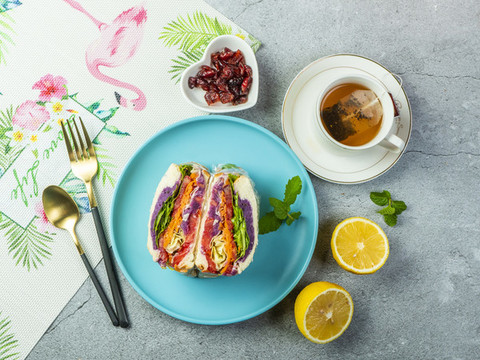 记者卧底轻食外卖连锁后厨： 霉变水果切掉后继续做酸奶杯(图1)