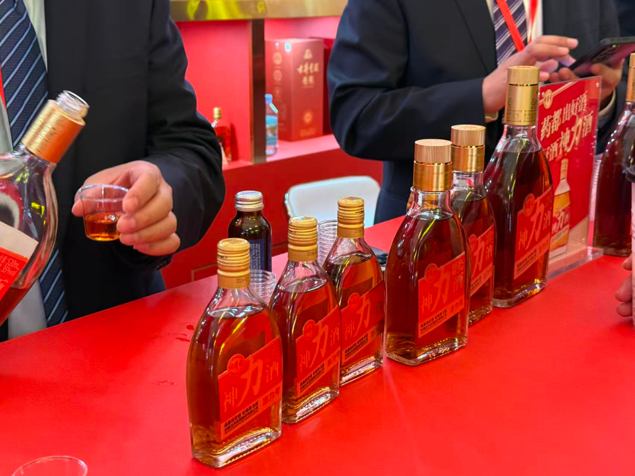 九游app：春糖观察：养生酒的破圈时刻到了？(图2)