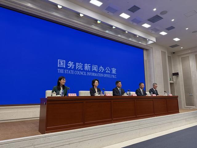 海南自贸港全岛封关运作后首届消博会引关注！海南省答每经问：零关税商品目录已经扩大到6600多项(图1)