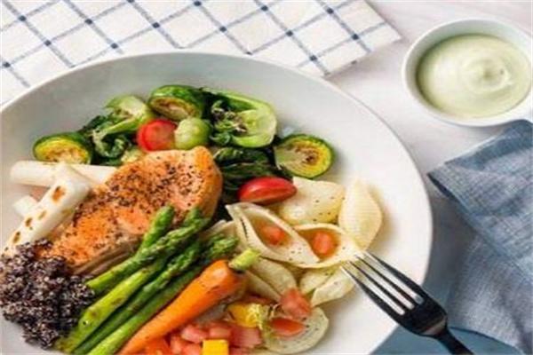 九游官网入口：琢玉轻食：三餐健康化大势所趋 深耕刚需赛道(图1)