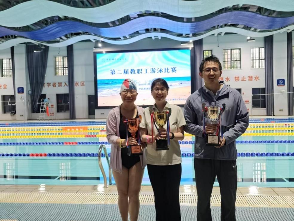 九游体育：强健体魄“泳”往直前——学校第二届教职工游泳比赛成功举办(图2)