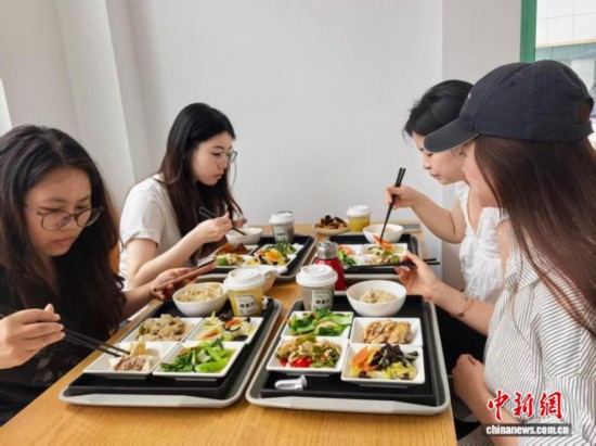 九游app：社区食堂掀起“控糖热”中式减脂餐引年轻人打卡(图1)