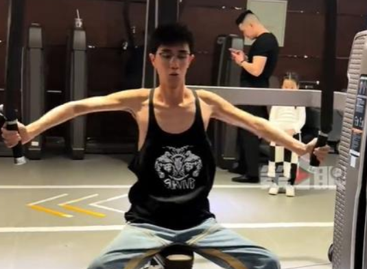 后续！男子健身2年从90斤涨到120斤当事人：身体变好更自信了(图1)