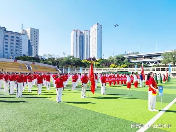 九游app：“活力银龄 康养征程”——西宁市首届银龄趣味运动会举行(图3)