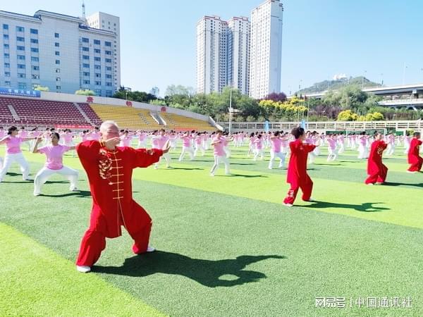 九游app：“活力银龄 康养征程”——西宁市首届银龄趣味运动会举行(图4)