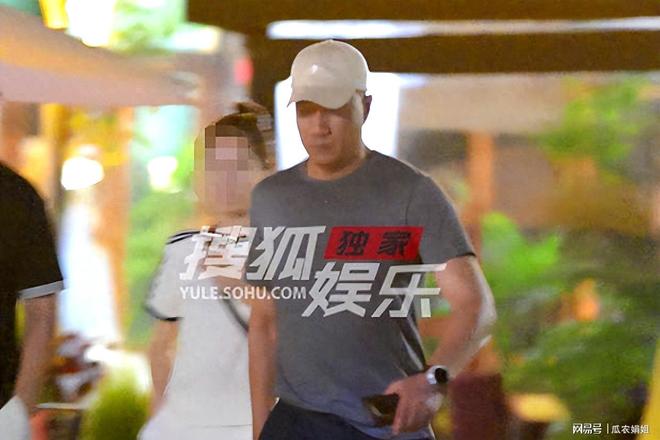 胡军餐厅会友 饭后身板笔直摆臂超有气势(图1)