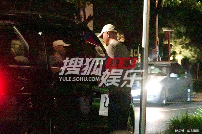 胡军餐厅会友 饭后身板笔直摆臂超有气势(图5)