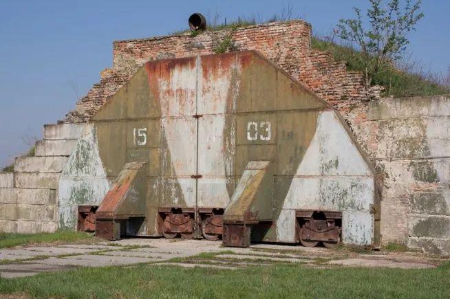 俄罗斯轰炸机“傻呵呵”露天停放被乌军击中41架是因为遵守美俄New-START规定?(图13)