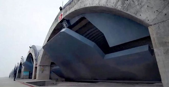 俄罗斯轰炸机“傻呵呵”露天停放被乌军击中41架是因为遵守美俄New-START规定?(图15)