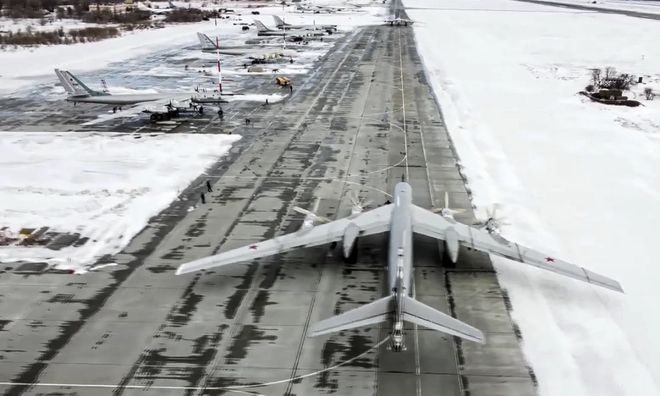 俄罗斯轰炸机“傻呵呵”露天停放被乌军击中41架是因为遵守美俄New-START规定?(图14)