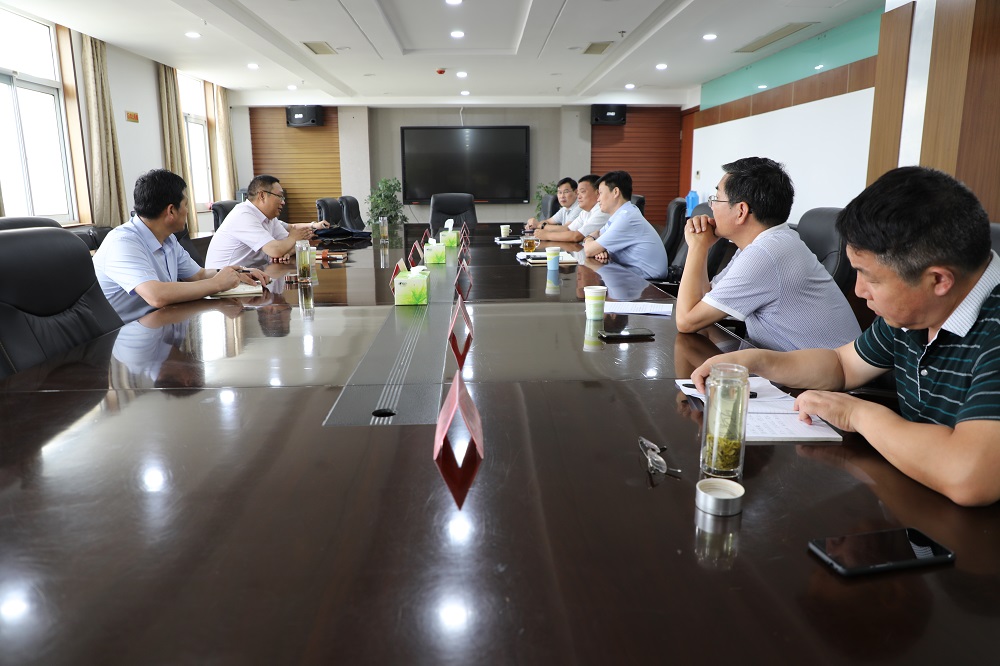 九游体育：连云区教育局领导来我区参观考察(图1)