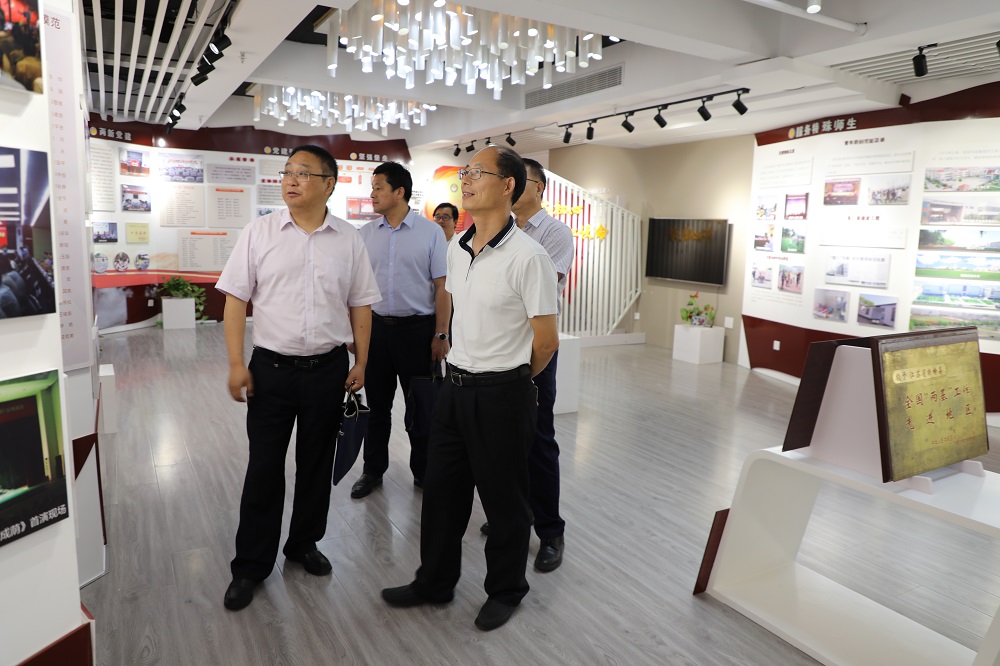 九游体育：连云区教育局领导来我区参观考察(图3)