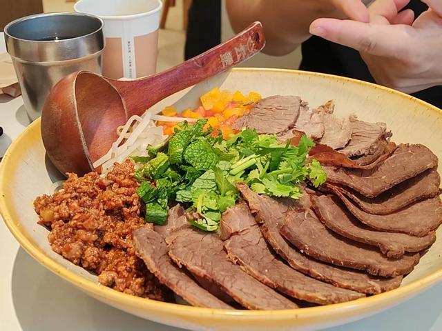 九游官网入口：狂开16家米线店云南“老表”靠什么拿捏上海人的胃？｜今天去哪吃②(图3)