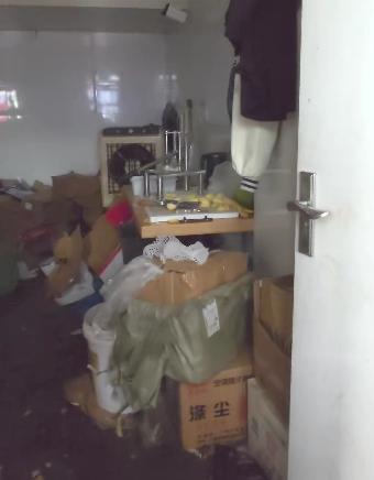 九游官网入口：骑手频曝无堂食外卖乱象记者实探“看不见的厨房”！(图2)