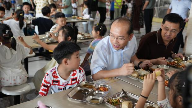 九游官网入口：潍坊市教育局与市场监管部门联合开展开学首日食堂陪餐行动(图1)