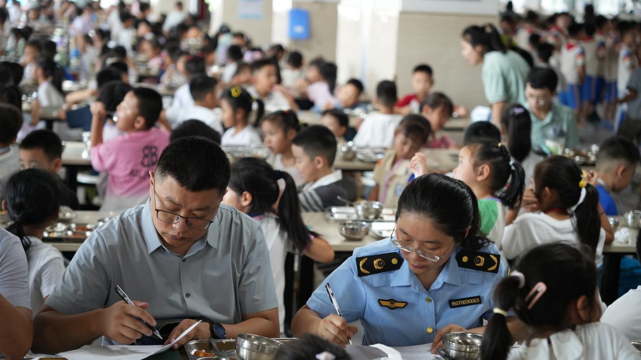 九游官网入口：潍坊市教育局与市场监管部门联合开展开学首日食堂陪餐行动(图3)