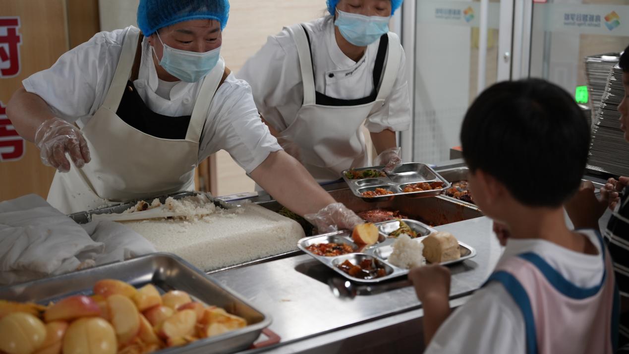 九游官网入口：潍坊市教育局与市场监管部门联合开展开学首日食堂陪餐行动(图4)