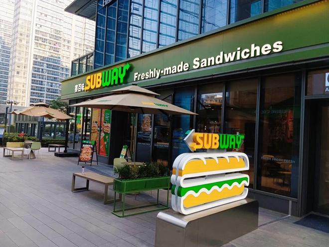 九游app：从“冷门三明治”到“自律食堂”：赛百味凭何翻红？(图4)