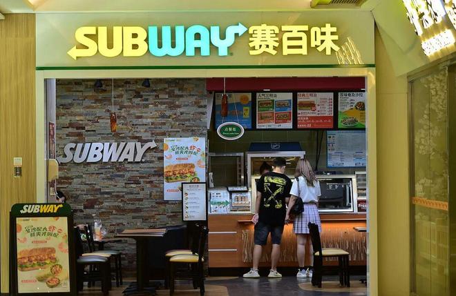 九游app：从“冷门三明治”到“自律食堂”：赛百味凭何翻红？(图3)