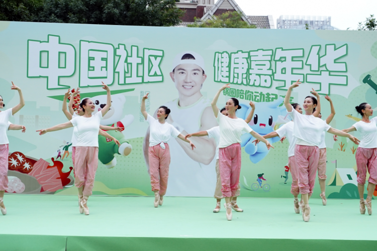 刘畊宏赴约河南社区健身嘉年华 跨代健身热潮席卷郑州(图1)