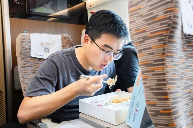 高铁轻食餐来了网友：“像把绿化带煮了”但真香(图4)