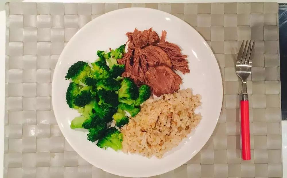 超值减脂餐！！美团外卖自取 NOWNING暖柠·健康餐 现煎鸡胸牛排双拼随心配套餐兑换券·1张 购买后60天内使用(图1)