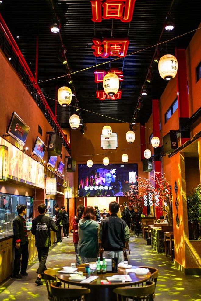 九游体育：中产滤镜破碎上海3元健身房爆火治好了健身房爱跑路的病(图19)