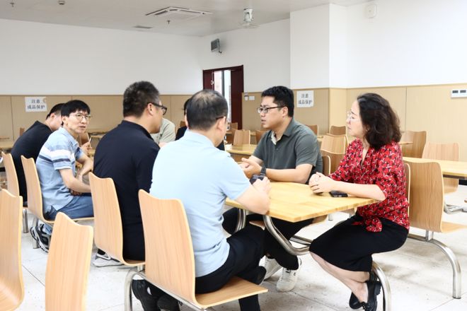 九游app：守护“盘中餐” 不负好“食”光 ——教育部门携手国众食材配送公司开展校园陪餐行动(图2)