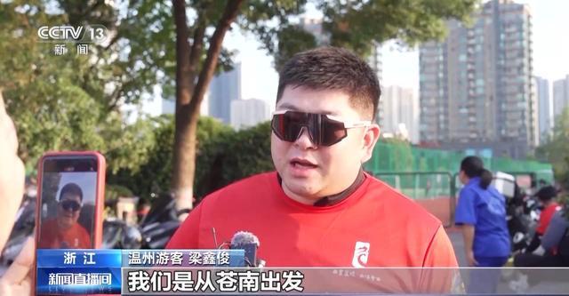 体育公园人气爆棚！秋高气爽快来荡起双桨(图1)