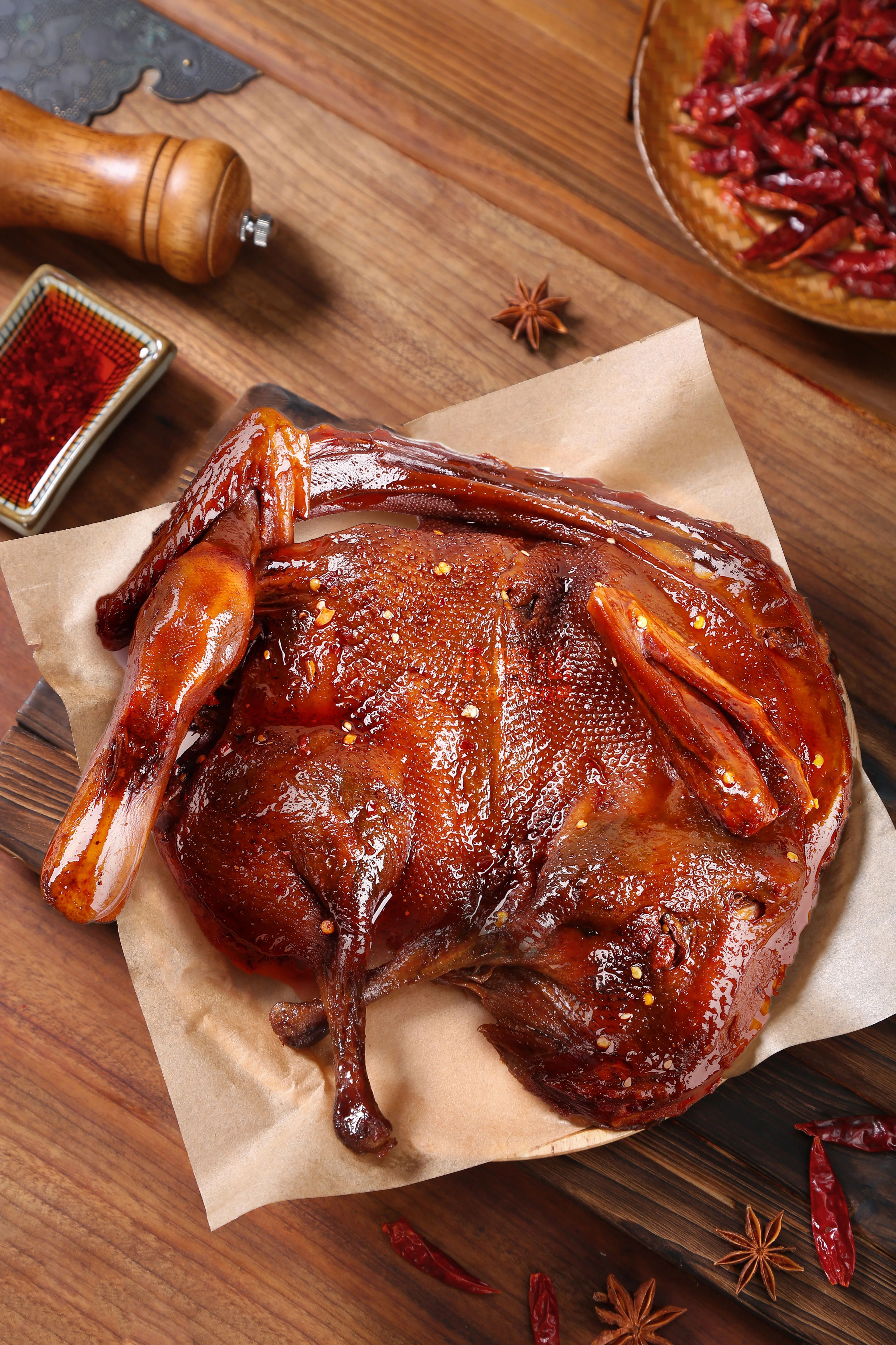 九游官网入口：长沙首家酱板鸭博物馆！小鸭仙古法炭烤酱板鸭品千年食鸭文化(图2)