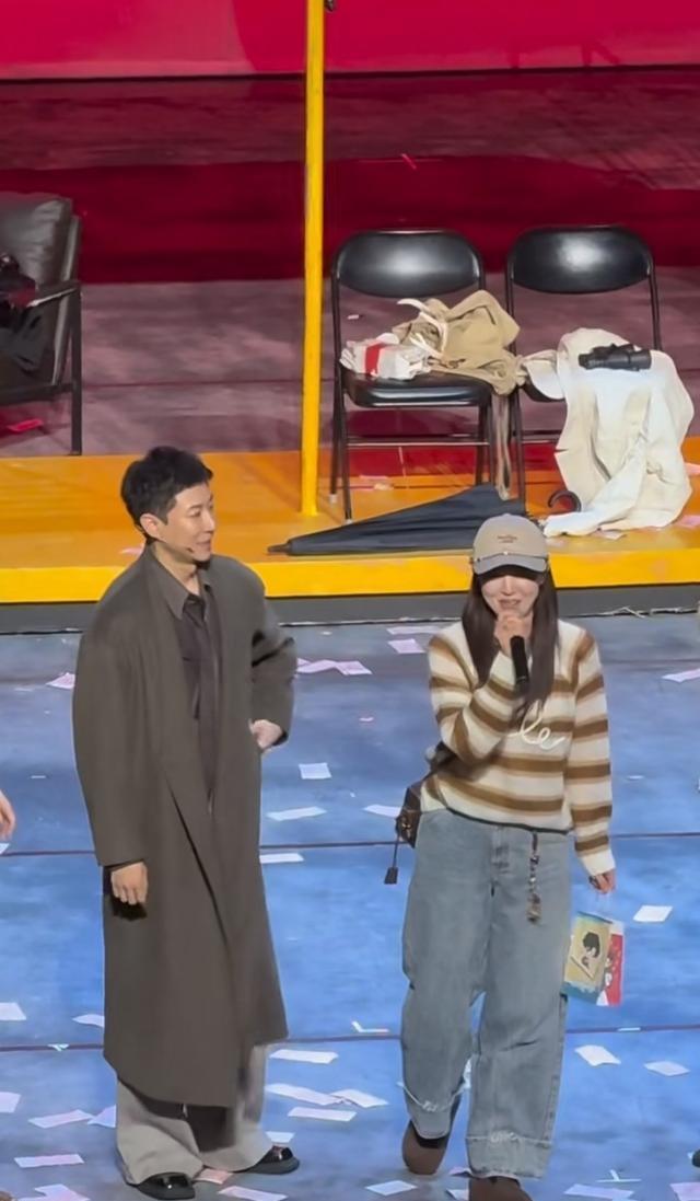 九游体育：偶遇高云翔带小酒窝逛街！淡出娱乐圈的高云翔彻底放弃身材管理(图1)