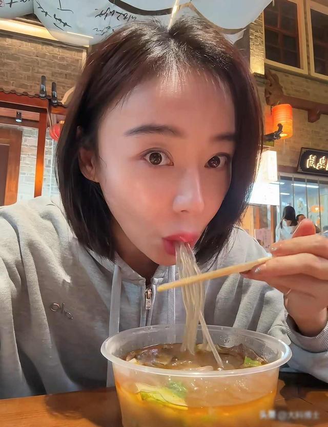 袁姗姗回老家狂吃锅盔坐妈妈电瓶车出门(图1)