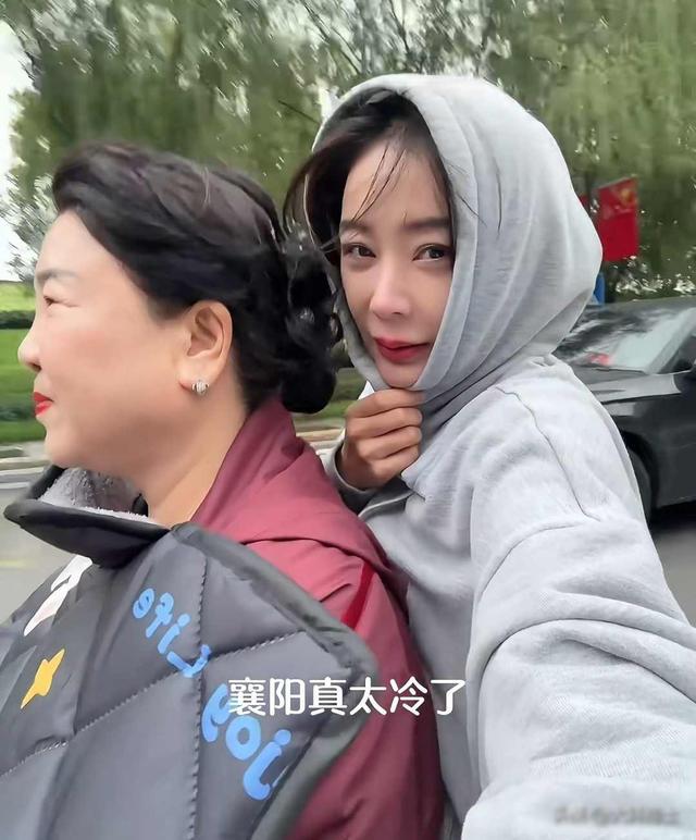 袁姗姗回老家狂吃锅盔坐妈妈电瓶车出门(图4)