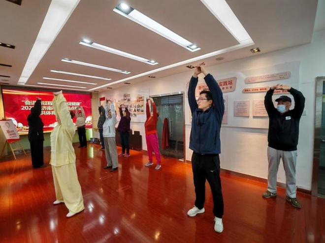 “点餐”享健康！济南市市中区纬五路社区日间照料中心八段锦课程(图1)