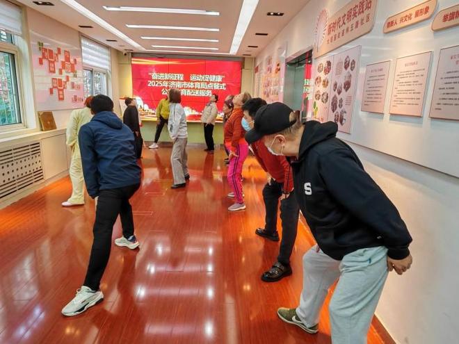 “点餐”享健康！济南市市中区纬五路社区日间照料中心八段锦课程(图2)