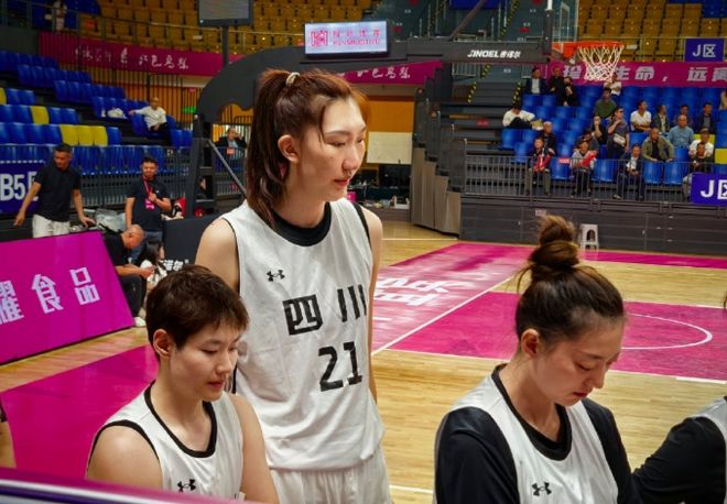 全锦赛：韩旭8中7四川女篮38分大胜武汉 进决赛战江苏冲4连冠(图1)