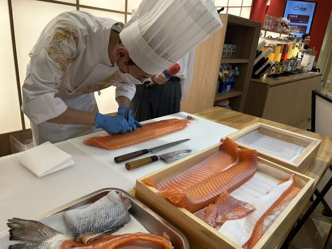 九游官网入口：海底捞猛攻“一人食”(图4)