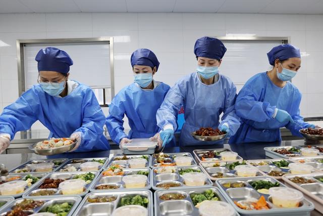 奋勇争先实干家丨11年送出38万份爱心餐！他用行动诠释“吃水不忘挖井人”(图4)