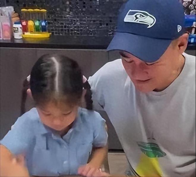 长得像180cm实际身高16854岁当爷爷的年龄当爹像换了一个人(图1)